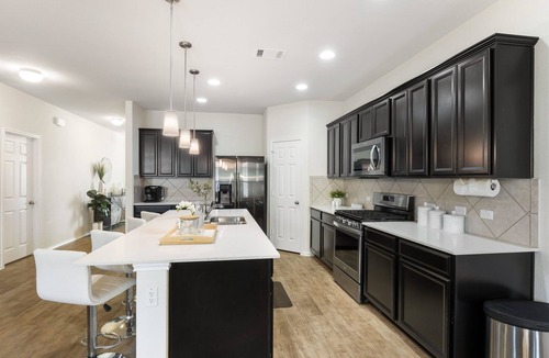 Manor House | Beautiful Modern and Spacious 4BR Home