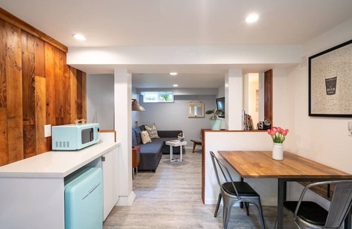 Woodlawn Apartment | Beautiful Modern Apt in historic Victorian