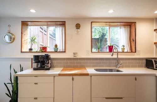 Woodlawn Apartment | Beautiful Modern Apt in historic Victorian