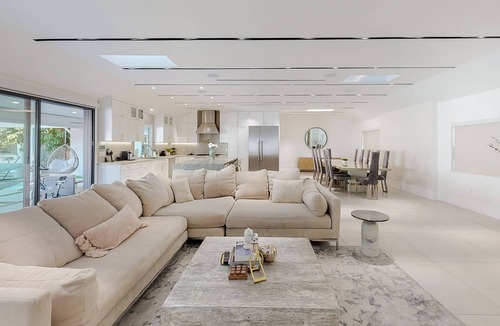Lake Balboa House | Beautiful Modern Compound