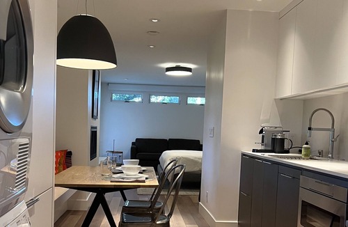 Almonte Apartment | Beautiful modern design with garden views