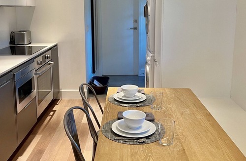 Almonte Apartment | Beautiful modern design with garden views