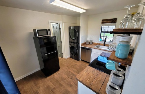 Electra Apartment | Beautiful Modern Farmhouse Studio Cottage!