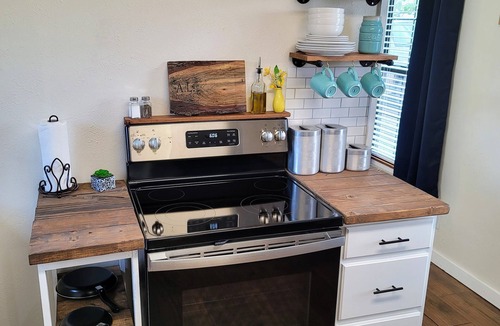 Electra Apartment | Beautiful Modern Farmhouse Studio Cottage!