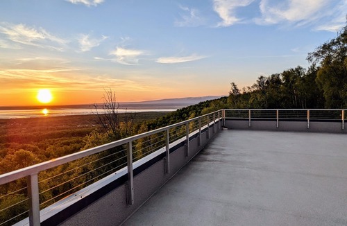 Chugiak Villa | Beautiful Modern Loft | Denali Views, Pool Table, Roof Deck, Firepit