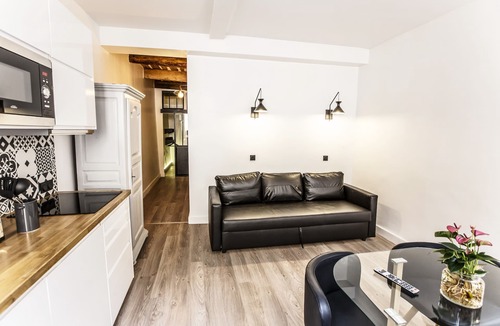 La Joliette Apartment | Beautiful modern renovation in the heart of Panier