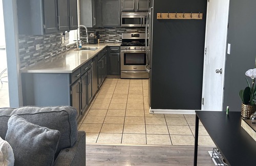 Romeoville House | Beautiful modern townhouse awaiting your stay!