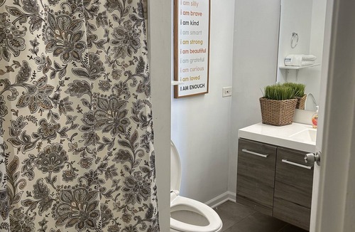 Romeoville House | Beautiful modern townhouse awaiting your stay!