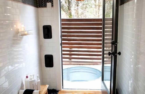 Miller Grove House | Beautiful Modern Tree House Cabin Surrounded by Trees for a Peaceful Romantic Getaway near Lone Oak, Texas