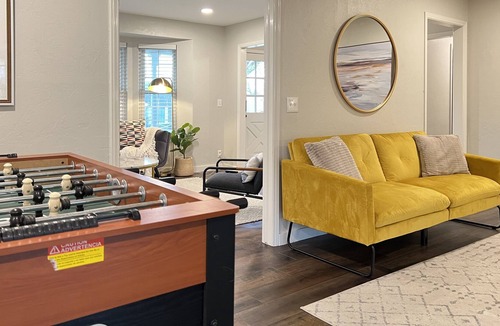 Central Oklahoma City House | BEAUTIFUL MODERN FARMHOUSE STAYCATION | BACKYARD | FOOSBALL| GAMES| SLEEPS 14