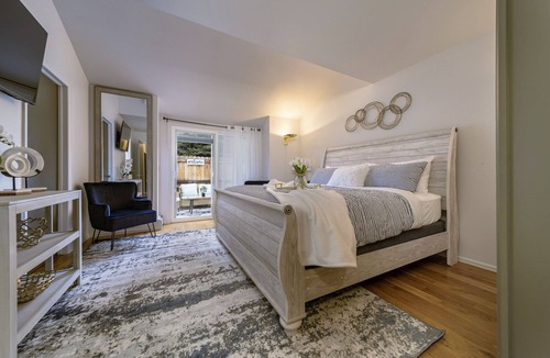 Grand Junction House | Beautiful Monument Getaway - next to golf course!