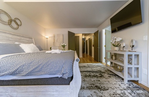 Grand Junction House | Beautiful Monument Getaway - next to golf course!