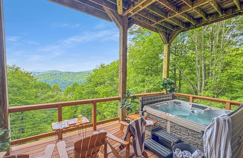 Wolf Laurel House | Beautiful Mountain Home: 6BR/4BA Hot Tub+Game Room+Golf+Views