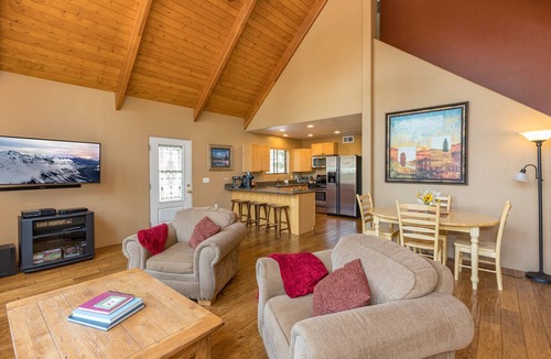 Munds Park Cabin | Beautiful Mountain Retreat nestled in the scenic Ponderosa Pines of Munds Park