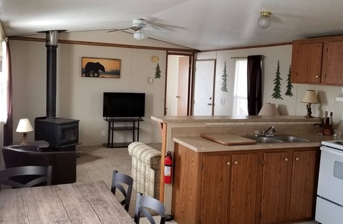 Eagle Nest House | Beautiful Mountain Views. Cozy/Quiet & centrally located to all the mountain fun