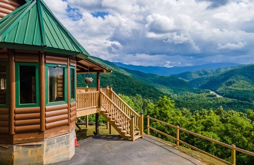 Newport Cabin | Beautiful Mountain View log cabin