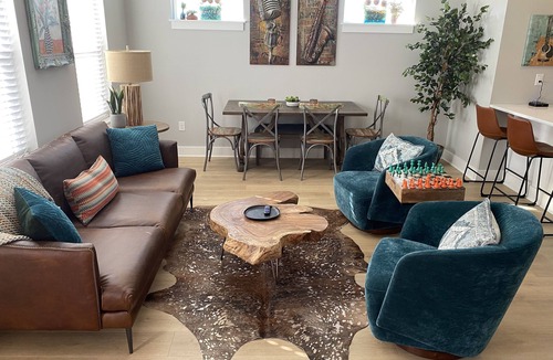Talbot's Corner Condo | Beautiful Nashville Condo featuring Dolly Parton lounge!