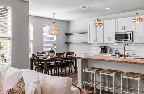 Cottonwood Shores House | Beautiful neighboring homes with full kitchens, washer/dryers, & a firepit