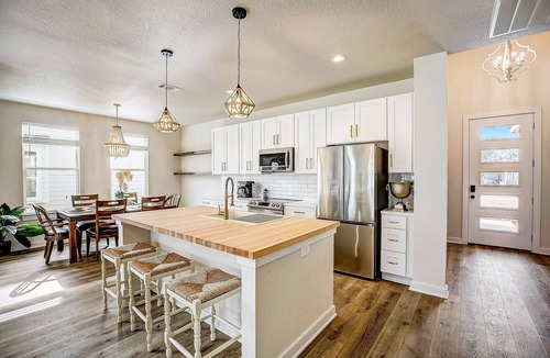 Cottonwood Shores House | Beautiful neighboring homes with full kitchens, washer/dryers, & a firepit