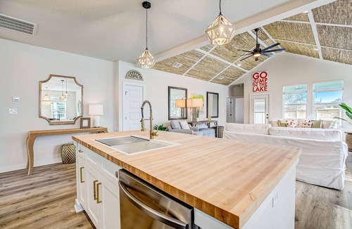 Cottonwood Shores House | Beautiful neighboring homes with full kitchens, washer/dryers, & a firepit
