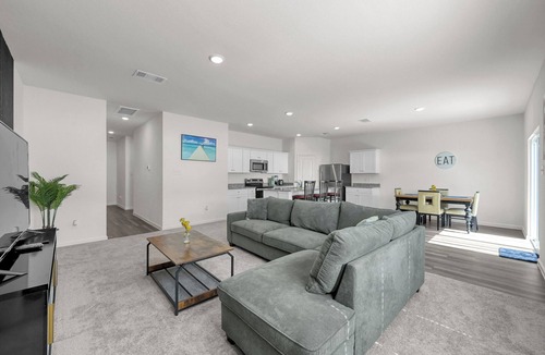 Montgomery House | Beautiful New Build + Central Location + King Bed & Tv's in Every Room