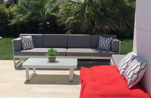 Saussan House | Beautiful new house with pool