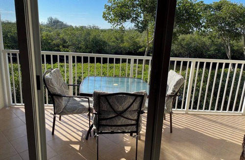 Ruskin House | Beautiful New Luxury Townhome with Private Beach and Swimming Pools