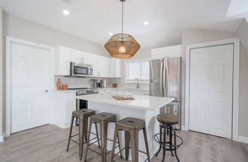 Port Colborne House | Beautiful newly renovated home w/canal view
