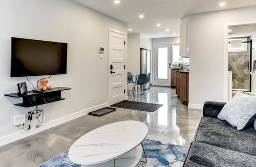 Saint-Justin Apartment | Beautiful Newly Renovated 2 Bedroom - Anjou