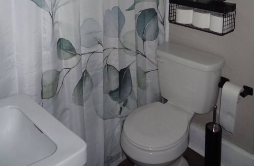 Enid House | Beautiful newly renovated black and white house!