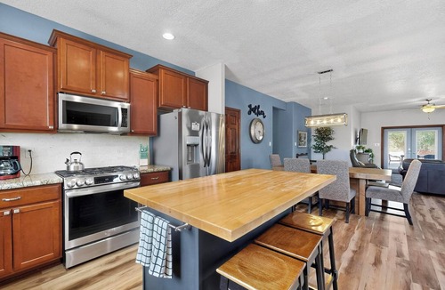 North Valley House | Beautiful North Valley home, garage, yard, BBQ