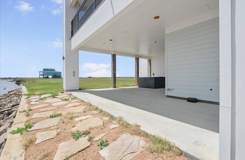 Palacios House | Beautiful Oasis on the Bay! Gorgeous Views, Great Fishing and Pool Access!