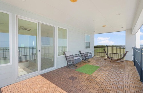 Palacios House | Beautiful Oasis on the Bay! Gorgeous Views, Great Fishing and Pool Access!