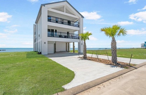 Palacios House | Beautiful Oasis on the Bay! Gorgeous Views, Great Fishing and Pool Access!
