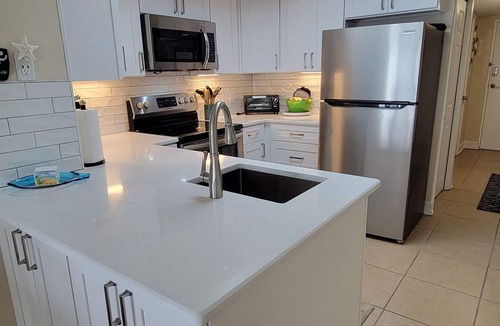 Jacksonville Beach Condo | Beautiful OCEANFRONT 2/2 on 3rd floor is end-unit w elevator and wrap balcony