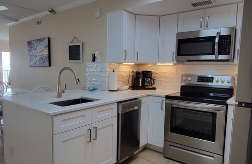 Jacksonville Beach Condo | Beautiful OCEANFRONT 2/2 on 3rd floor is end-unit w elevator and wrap balcony