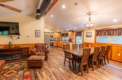 Farmington Apartment | Beautiful Ohiopyle Mountain Lodge with Private Stream/Game Room/Hot Tub/Firepit