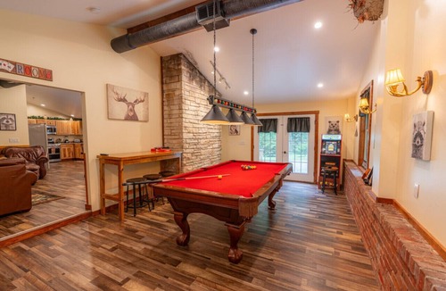 Farmington Apartment | Beautiful Ohiopyle Mountain Lodge with Private Stream/Game Room/Hot Tub/Firepit