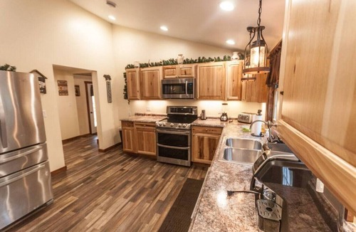 Farmington Apartment | Beautiful Ohiopyle Mountain Lodge with Private Stream/Game Room/Hot Tub/Firepit