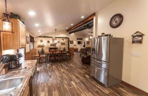 Farmington Apartment | Beautiful Ohiopyle Mountain Lodge with Private Stream/Game Room/Hot Tub/Firepit