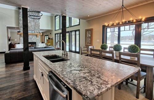 Bala Cottage | Beautiful open-concept cottage on Moon River! 10 Minute walk to Bala!