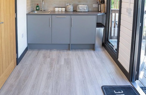 Gumley Apartment | Beautiful Open plan Lakeside Lodge, Shearsby