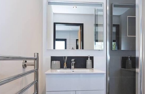 Gumley Apartment | Beautiful Open plan Lakeside Lodge, Shearsby