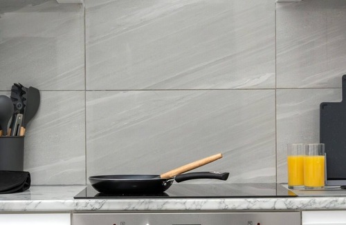 Farnborough and Crofton House | Beautiful Orpington Home w Pool Table