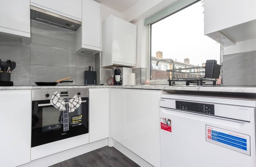 Farnborough and Crofton House | Beautiful Orpington Home w Pool Table