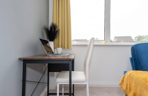 Farnborough and Crofton House | Beautiful Orpington Home w Pool Table