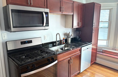 South Wedge Apartment | Beautiful Park ave area 2BR apt near downtown rochester w/parking w/d balconies