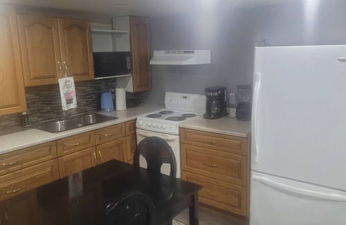 St. Catharines House | Beautiful Peaceful 3bed Apartment