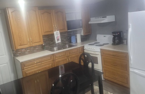 St. Catharines House | Beautiful Peaceful 3bed Apartment