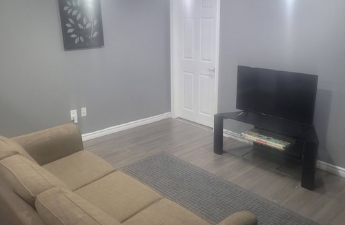 St. Catharines House | Beautiful Peaceful 3bed Apartment